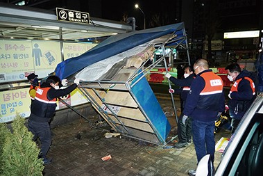서울 자치구 최초로 특별사법경찰 운영으로 거리 질서를 바로잡는 거리 가게 철거 모습.