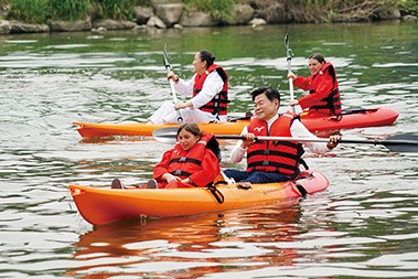 중랑천에 서울 자치구 최초 수상스포츠 체험교육장에서 카약을 체험는 이 구청장 모습.