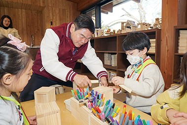 유아부터 성인까지 목공 체험을 즐길 수 있는 천장산 국립산림과학원 내 '뚝딱뚝딱 나무공방' 모습.