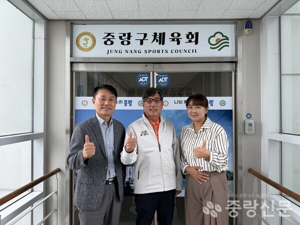 좌측부터  중랑구체육회 김천이 사무국장, 중랑구체육회 서용기 회장, 정다운 컬쳐디렉터