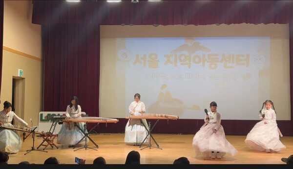 아이들의 전통악기 공연 모습