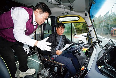 이필형 구청장이 자율주행버스 운전자에게 운전석에 대한 설명을 듣는 모습.