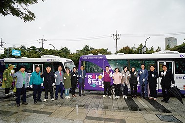 자율주행버스 개통식에서 버스 제막 후 기념촬영한 모습.