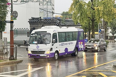대중에게 처음 공개된 시승식에서 내빈들이 가득 탑승한 자율주행버스가 운전자의 자율주행모드 전환 실수로 세종대왕기념관 앞에서 장시간 멈추는 사고가 발생했다.