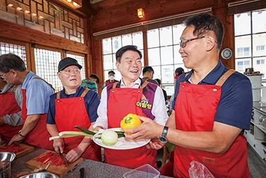 나를 돌보는 한끼 4060남성 행복한 밥상 모습.