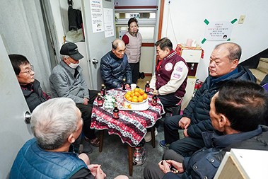 주거취약시설 거주 1인 가구 방문한 모습.