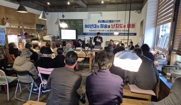 '관훈갤러리 카페'에서의 기자간담회 모습" height="348" loading="lazy