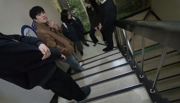 4층 회의실에 올라가지 못하고 계단에 앞에 서 있는 장OO씨 ⓒ권해솜 기자
