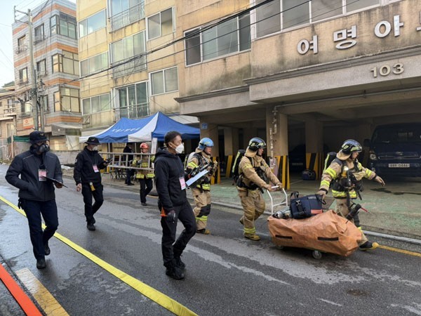 광진소방서 울소방재난본부가 11월 3일부터 14일까지 2주간 실시한 '2025년 하반기 팀대응 전술훈련 평가'에서 뛰어난 전술 능력과 팀워크를 발휘해 종합 1위를 차지했다.사진은  필로티 주택 화재 진압훈련에참가하고있는 대원들