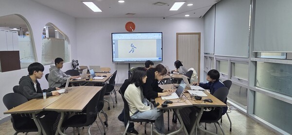 코딩 동아리 ‘제로원코드랩’ 에 참여한 청소년들