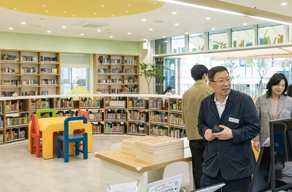 지난 10월 광진어린이영어도서관을 방문한 김경호 광진구청장