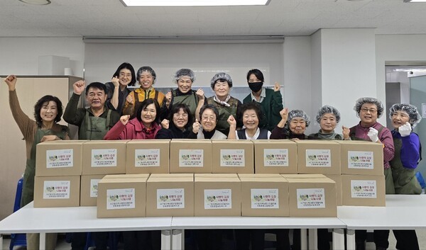 사근동 지역사회보장협의체 위원들과 자원봉사자 등 총 15명은 관내  거동이 불편하거나 고령인  가정에 김치를 전달했다.