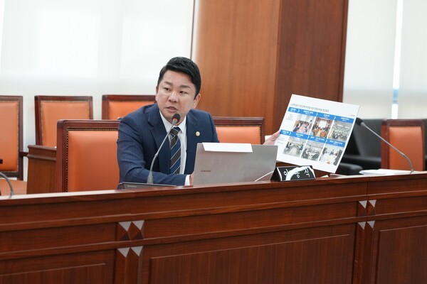 은평구의회 이동식 의원이 11월 21일 열린 제319회 정례회 행정복지위원회 교육문화국 행정사무감사에서 관계공무원에게 질문을 하고 있다.