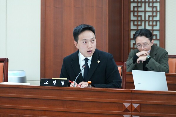 은평구의회 오영열 의원(진관동)이 11월 21일 열린 제319회 정례회 행정복지위원회 교육문화국 행정사무감사에서 수탁기관의 증인에게 질문을 하고 있다.