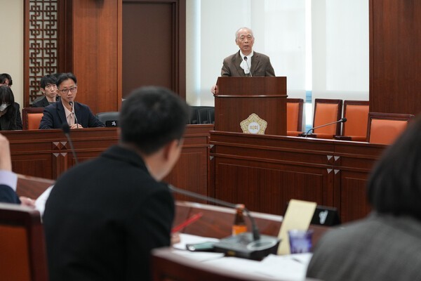 오영열 의원이 법인 사무국장에게 질문을 하고 있는 모습.
