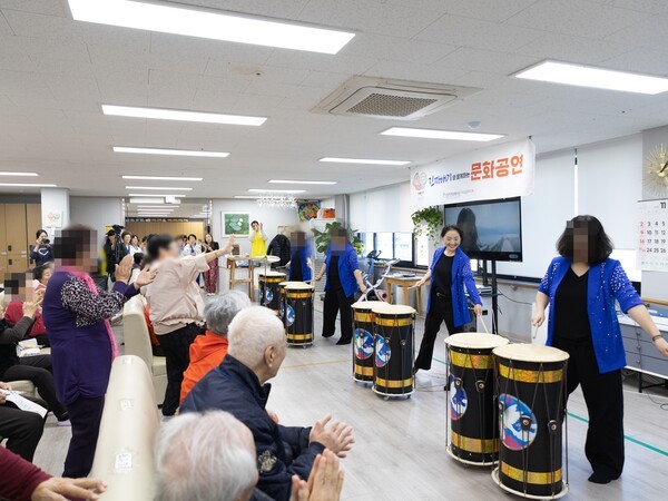 신천지자원봉사단 구리남양주지부가 수동 요양원에서 난타공연을 진행하고 있다.