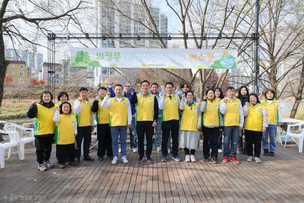 지난 22일 신천지자원봉사단 의정부지부가 의정부시 중랑천 발물 쉼터에서 캠페인 활동을 마친 뒤 기념촬영을 하고 있다.